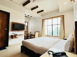 METRO Hotel I just 500mtr from shreenathji temple 10min walking distance only 966o9o1oo6