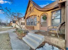 Romantic escape, hot tub, fireplace, massage room!