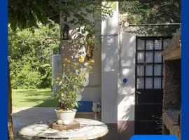 Casa de Huéspedes Muñiz sobre parque de 1000m2, 1 dormitorio, 20m2 cubiertos, baño con ducha, pileta cilíndrica de 3x076, Hotel in Muñiz