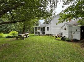 Antique Farmhouse with Modern Updates in West Tisbury, Hotel in West Tisbury