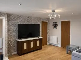 Modern 4-Bed House-Close Links to M5 & M6