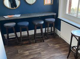 Corner House Apartment, hotel in Worthing