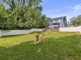 Cozy w Fenced Yard Games & Walkable to Luray