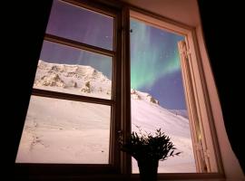 Gjestehuset 102 - your home away from home!: Longyearbyen şehrinde bir otel