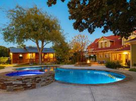 1906 Estate 21 Guests Pool Hot Tub Main House 2 Cabins, hotel em Comfort