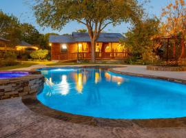 Cypress Creek Cabin Stay for 6 Access to Pool Hot Tub, hotel em Comfort