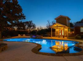 Tank House Stay for 2 in Comfort Texas Access to Pool Hot Tub, Hotel in Comfort