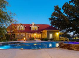 1906 Haus Stay for 13 with Access to Pool Hot Tub، فندق في كمفورت