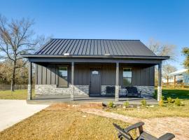 Modern 2BR Near Lake Somerville & Round Top, hotel u gradu 'Somerville'