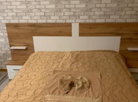 Квартира студия, hotel a Chmel'nyc'kyj