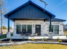 The Lazy Joey Stylish 3BR Near Round Top and AandM!, Hotel in Somerville