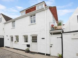 Stylish Cottage with Quay and River View, hotel a Lymington