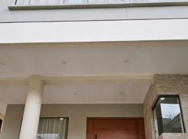 Casa moderna cómoda y segura para carnaval incluye garaje، فندق في أورورو