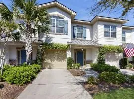 Charming southern townhouse w/enclosed yard & access to community pool