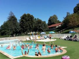 ZEcamping 4 dog friendly avec club enfant piscine chauffée et tennis, Hotel in Le Grand Serre