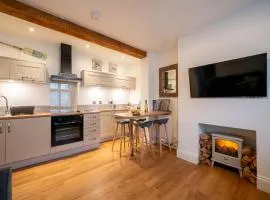 Central Dartmouth Hideaway with Garden & Parking