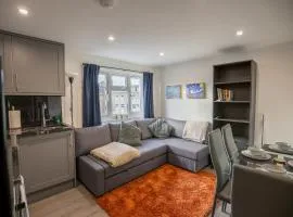 Cozy 2 Bed Flat in Town Centre