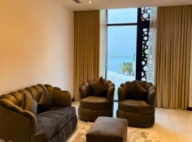شقة فخمة بإطلالة بحرية في امواج, hotel em Al Muharraq