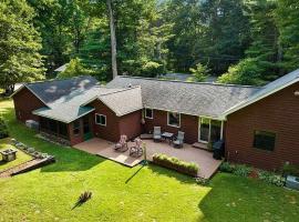 Torch Family Lodge Pvt Acres, Trails Lk Access, hotel di Bellaire