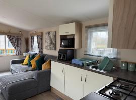 Andreas Riverside Retreat at 7 Lakes Country Park, hotell i Crowle