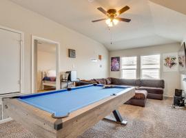 Family Friendly! 2-Story Home Near Georgetown Sq，Jarrell的飯店