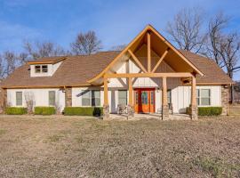 Fish the White River! Sleek Family Home in Flippin, hotel u gradu Flippin