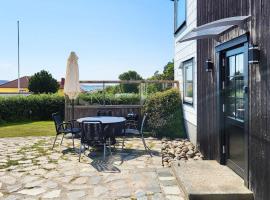 4 person holiday home in HÄLLEVIKSSTRAND, hotel u gradu Hälleviksstrand