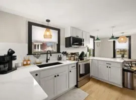 Modernized Historical Home in Downtown Medina with Hot Tub