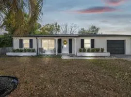 Weeki Wachee Getaway with King Suite and Huge Yard