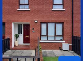 293 Holiday Home- Free on site parking, Hotel in Belfast