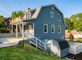 Charming Remodeled 3-BR Bungalow near Attractions