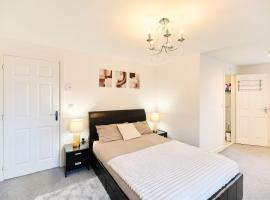 Lavish Lodge - Perfect for couples, families and contractors!, hotel din Wakefield