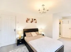 Lavish Lodge - Perfect for couples, families and contractors!