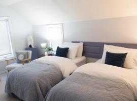 Gypsy by the Lake Bed and Breakfast, hotel i Sutton