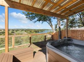 Guadalupe Bluff Farmhouse, Hotel in Kerrville