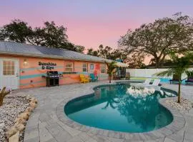 Pool Putting Green Outdoor Oasis 3Mi to Beach