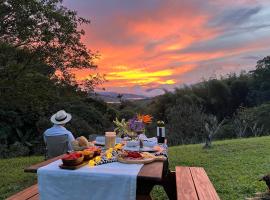 Finca Bella Village Escapada de Lujo con Vistas al Lago Calima, hotelli kohteessa Jiguales