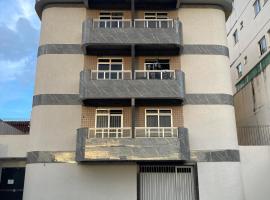 Apartamento na Praia do Morro para até 5 pessoas com garagem, готель у місті Гуарапарі