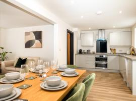 Brand New 3-Bed House - Walk to Stone Town Centre!, hotel Stone-ban