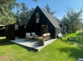 Cosy Little Wooden House On Natural Grounds, hótel í Vestervig