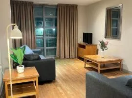 Comfy 2bed flat next to Motorpoint Arena