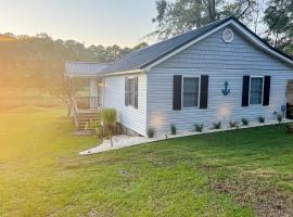 SH02 Charming Cottage, Hotel in Shallotte