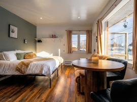 Chic & Cozy Bachelor w Kitchenette New Sudbury, מלון בסודברי