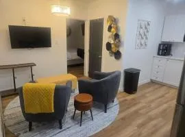 Cozy Upper 1-BDRM Downtown Smart & Stylish