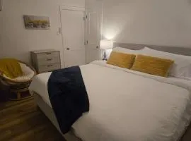 Cozy Upper 1-BDRM Downtown Smart & Stylish