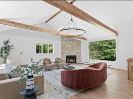 Redding में, होटल Renovated Retreat with Heated Pool