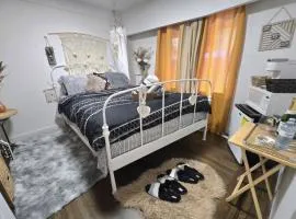 Bohemian Theme Private Room near Metrotown Mall with private parking