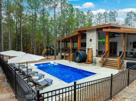 Brand New Cabin Pool Pickleball Mini-Golf Sauna, hotel di Broken Bow