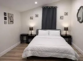 Walk to Caesars • Hot Tub • Sleep 9 • Free Parking