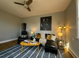 Modern cozy unit with King Bed
